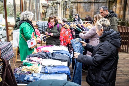 La 'Asociación de Vecinos del Casco Viejo' ha organizado este mercadillo en las Ruinas de San Nicolás.