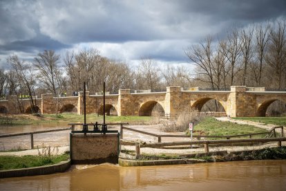 Puente de los 16 ojos esta mañana.