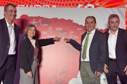 El presidente de la Diputación, Benito Serrano, y la diputada de Turismo, Elia Jiménez, durante la presentación de la ronda junto al director general de la misma, Javier Guillén, y el mítico ex ciclista de Kelme, Fernando Escartín.