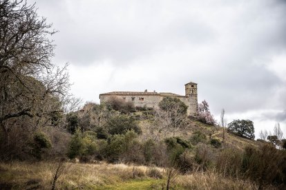 Las lluvias hacen que el agua surja con fuerza de entre las rocas aumentando la belleza de este entorno.