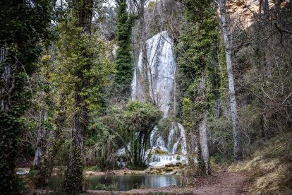Las lluvias hacen que el agua surja con fuerza de entre las rocas aumentando la belleza de este entorno.
