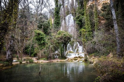 Las lluvias hacen que el agua surja con fuerza de entre las rocas aumentando la belleza de este entorno.