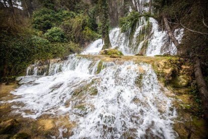 Las lluvias hacen que el agua surja con fuerza de entre las rocas aumentando la belleza de este entorno.