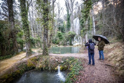 Las lluvias hacen que el agua surja con fuerza de entre las rocas aumentando la belleza de este entorno.