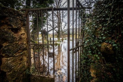 Las lluvias hacen que el agua surja con fuerza de entre las rocas aumentando la belleza de este entorno.