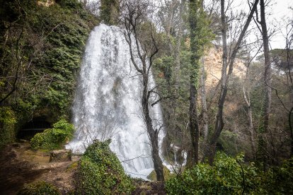 Las lluvias hacen que el agua surja con fuerza de entre las rocas aumentando la belleza de este entorno.