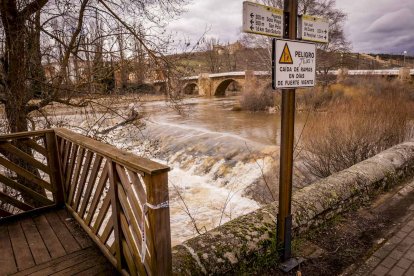 Un paseo junto al Duero sirve como muestra de la bravura de las aguas
