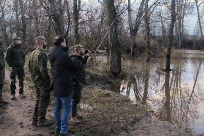 Un grupo de pontoneros junto al alcalde de San Esteban observando el cauce del Duero.