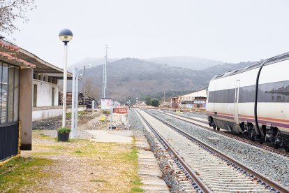 Visita de los trenes históricos del Torrenzo Express a Soria con vagones y locomotoras singulares.