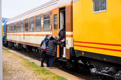 Visita de los trenes históricos del Torrenzo Express a Soria con vagones y locomotoras singulares.