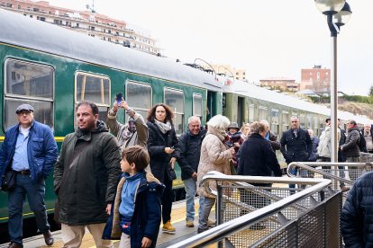 Visita de los trenes históricos del Torrenzo Express a Soria con vagones y locomotoras singulares.