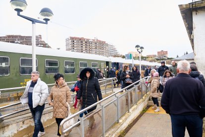 Visita de los trenes históricos del Torrenzo Express a Soria con vagones y locomotoras singulares.