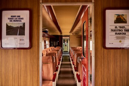 Visita de los trenes históricos del Torrenzo Express a Soria con vagones y locomotoras singulares.