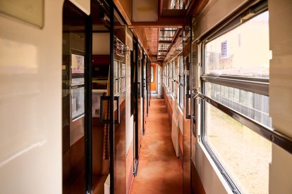 Visita de los trenes históricos del Torrenzo Express a Soria con vagones y locomotoras singulares.