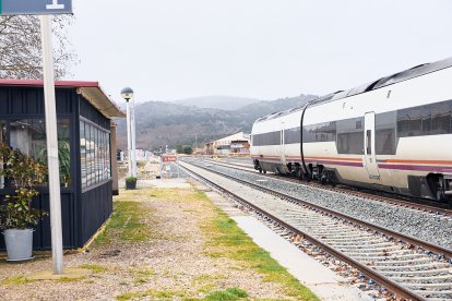 Visita de los trenes históricos del Torrenzo Express a Soria con vagones y locomotoras singulares.