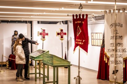 La muestra invita a la sociedad soriana a repasar la historia de esta hermandad
