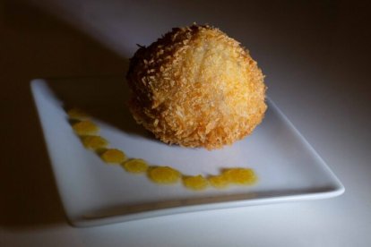 Croqueta de carrillera ibérica con manzana de Soria