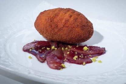 Croqueta de carrillada asada con pera confitada al vino