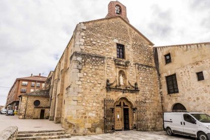 La parroquia se ubica en San Esteban de Gormaz, cuna del románico soriano