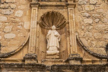 La parroquia se ubica en San Esteban de Gormaz, cuna del románico soriano