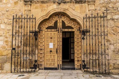 La parroquia se ubica en San Esteban de Gormaz, cuna del románico soriano
