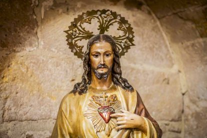La parroquia se ubica en San Esteban de Gormaz, cuna del románico soriano