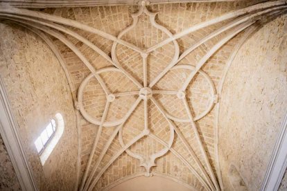 La parroquia se ubica en San Esteban de Gormaz, cuna del románico soriano