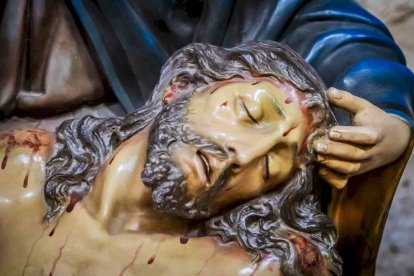 La parroquia se ubica en San Esteban de Gormaz, cuna del románico soriano