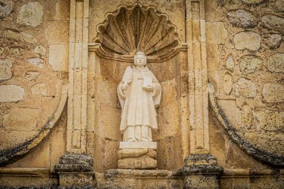 La parroquia se ubica en San Esteban de Gormaz, cuna del románico soriano