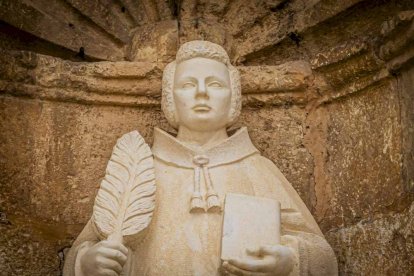 La parroquia se ubica en San Esteban de Gormaz, cuna del románico soriano