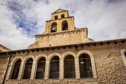 La parroquia se ubica en San Esteban de Gormaz, cuna del románico soriano