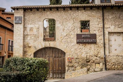 La parroquia se ubica en San Esteban de Gormaz, cuna del románico soriano