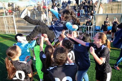 Las jugadoras del Golmayo Camaretas festejan el título y el ascenso.