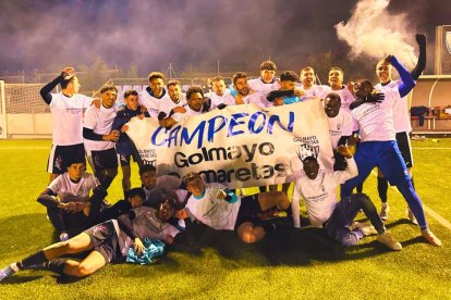El equipo masculino del Golmayo Camaretas celebra el título de campeón de Liga Provincial.