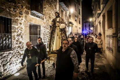 Un traslado solemne hasta la Concatedral de San Pedro