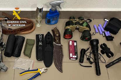 Parte del material incautado al detenido.