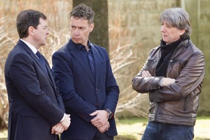El presidente de la Junta, el alcalde de Villablino y el secretario general del PSOE en Castilla y León en el acto del recibimiento.