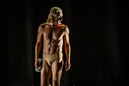 Teatro físico entre dos cuerpos para el público del Palacio de la Audiencia