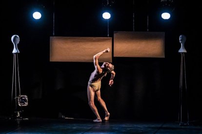 Teatro físico entre dos cuerpos para el público del Palacio de la Audiencia