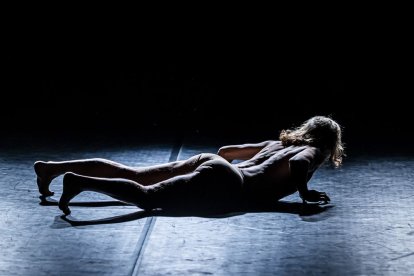 Teatro físico entre dos cuerpos para el público del Palacio de la Audiencia