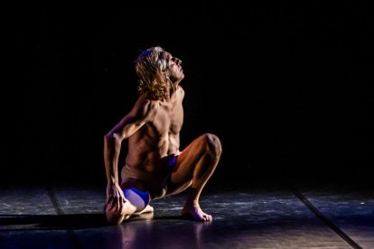 Teatro físico entre dos cuerpos para el público del Palacio de la Audiencia