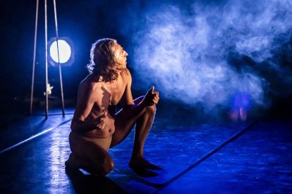 Teatro físico entre dos cuerpos para el público del Palacio de la Audiencia