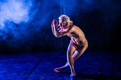 Teatro físico entre dos cuerpos para el público del Palacio de la Audiencia