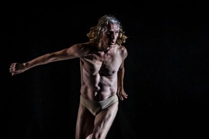 Teatro físico entre dos cuerpos para el público del Palacio de la Audiencia