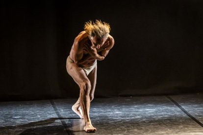 Teatro físico entre dos cuerpos para el público del Palacio de la Audiencia