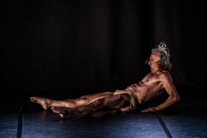 Teatro físico entre dos cuerpos para el público del Palacio de la Audiencia