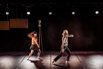 Teatro físico entre dos cuerpos para el público del Palacio de la Audiencia