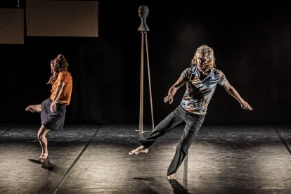 Teatro físico entre dos cuerpos para el público del Palacio de la Audiencia