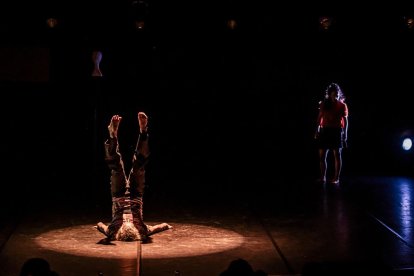 Teatro físico entre dos cuerpos para el público del Palacio de la Audiencia