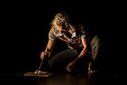 Teatro físico entre dos cuerpos para el público del Palacio de la Audiencia
